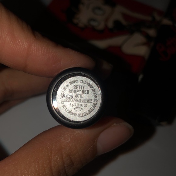 MAC x BETTY BOOP Lipstick BETTY BOOP RED - Picture 3 of 4